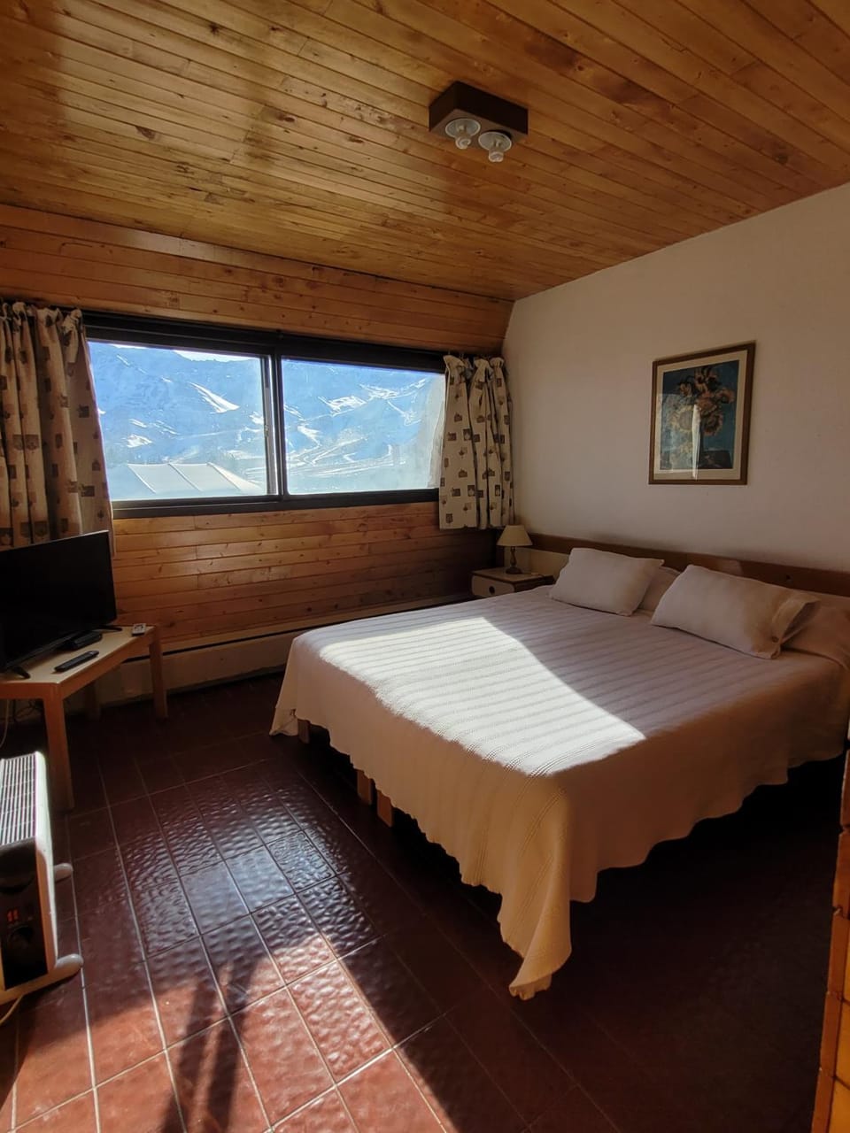 Bed, Natural landscape, TV and multimedia, Photo of the whole room, Bedroom, Mountain view