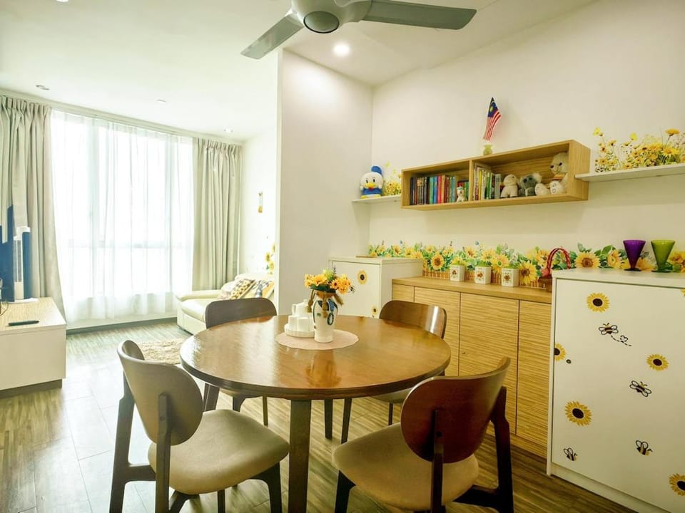 Communal lounge/ TV room, TV and multimedia, Living room, Seating area, Dining area
