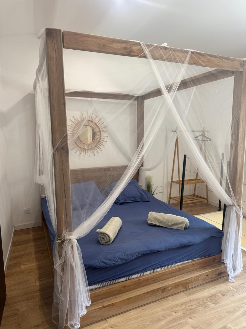 Bed, Bedroom, towels