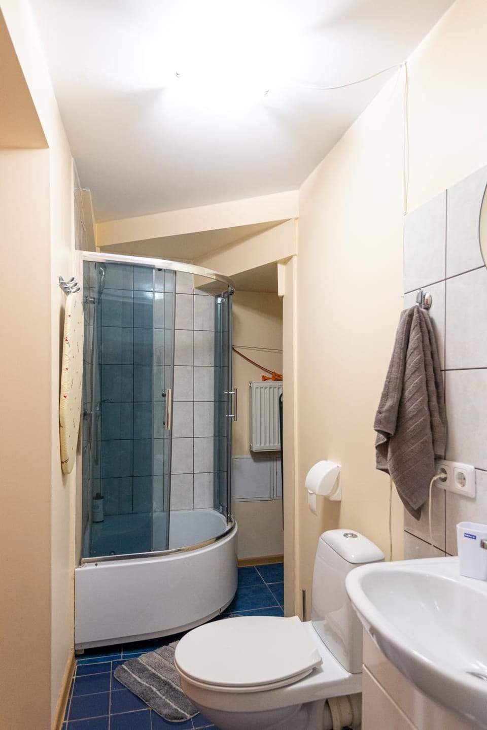 Shower, Toilet, Bathroom, Bath, towels