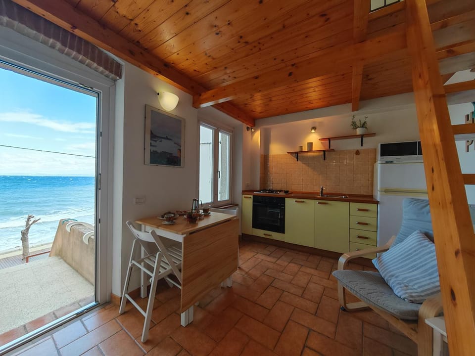 View (from property/room), Kitchen or kitchenette, Dining area, Sea view, Breakfast, dishwasher