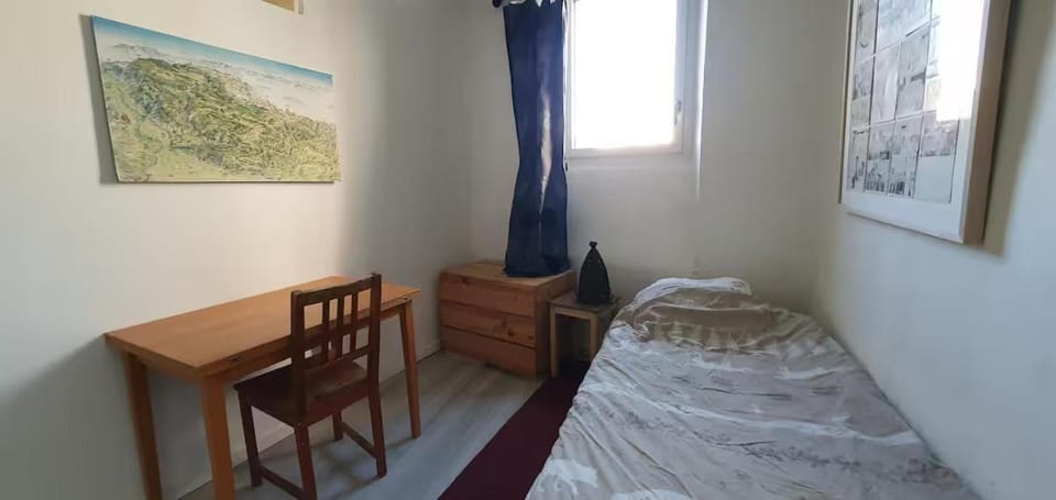 Photo of the whole room, Bedroom