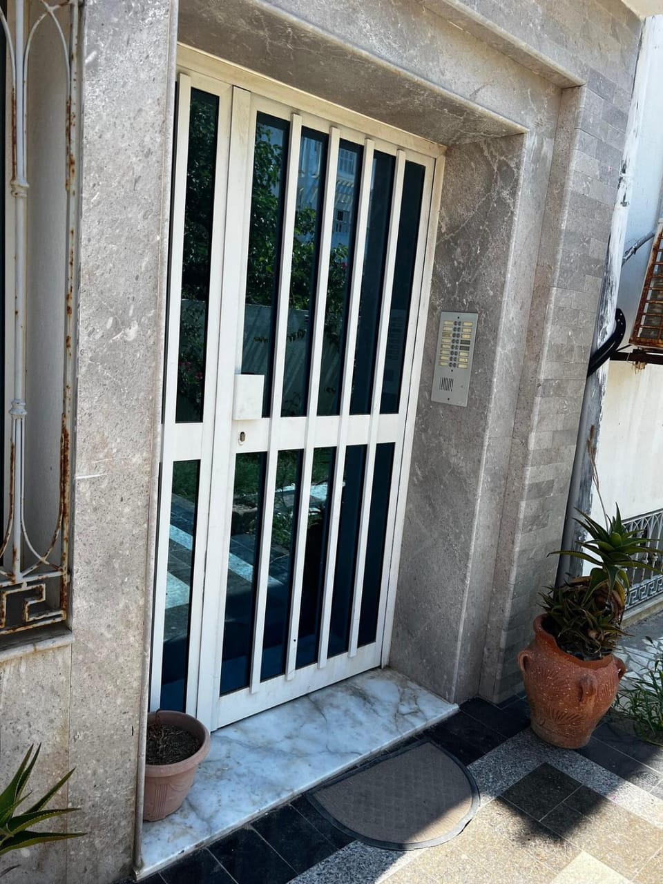 Facade/entrance