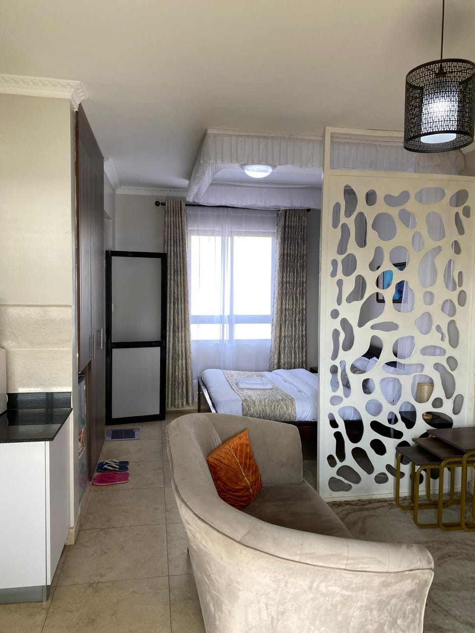 Modern Airport Studio apartment 5 mins to JKIA &SGR,Fast Wi-Fi,Ideal for layovers and longstays Bed and Breakfast in Nairobi