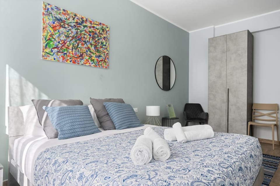 Bed, Photo of the whole room, Decorative detail, Bedroom, towels, wardrobe