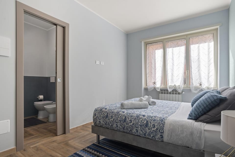 Toilet, Bed, Bathroom, Photo of the whole room, Bedroom, towels