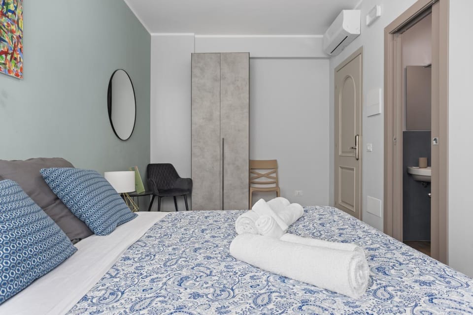 Toilet, Bed, Bathroom, Bedroom, towels, wardrobe, air conditioner