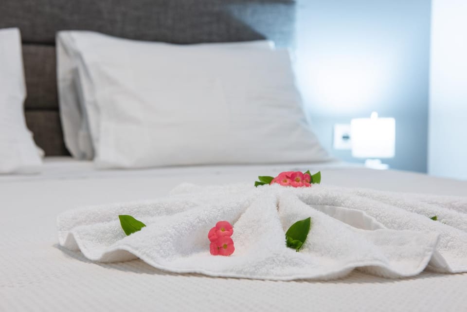 Bed, Bedroom, towels