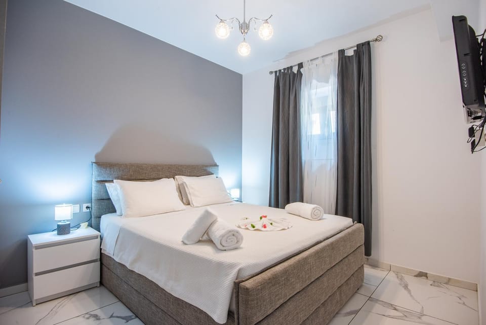 Bed, TV and multimedia, Photo of the whole room, Bedroom