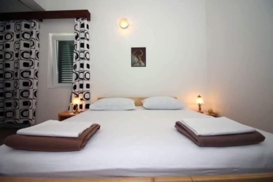 Spacious Tisno seaside apartment 6 guests Apartment in Tisno