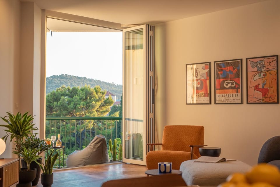Natural landscape, View (from property/room), Balcony/Terrace, Living room, Seating area, Mountain view