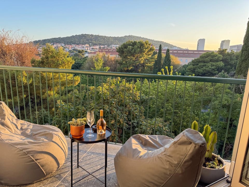 Day, Natural landscape, View (from property/room), Balcony/Terrace, Balcony/Terrace, Seating area, Mountain view