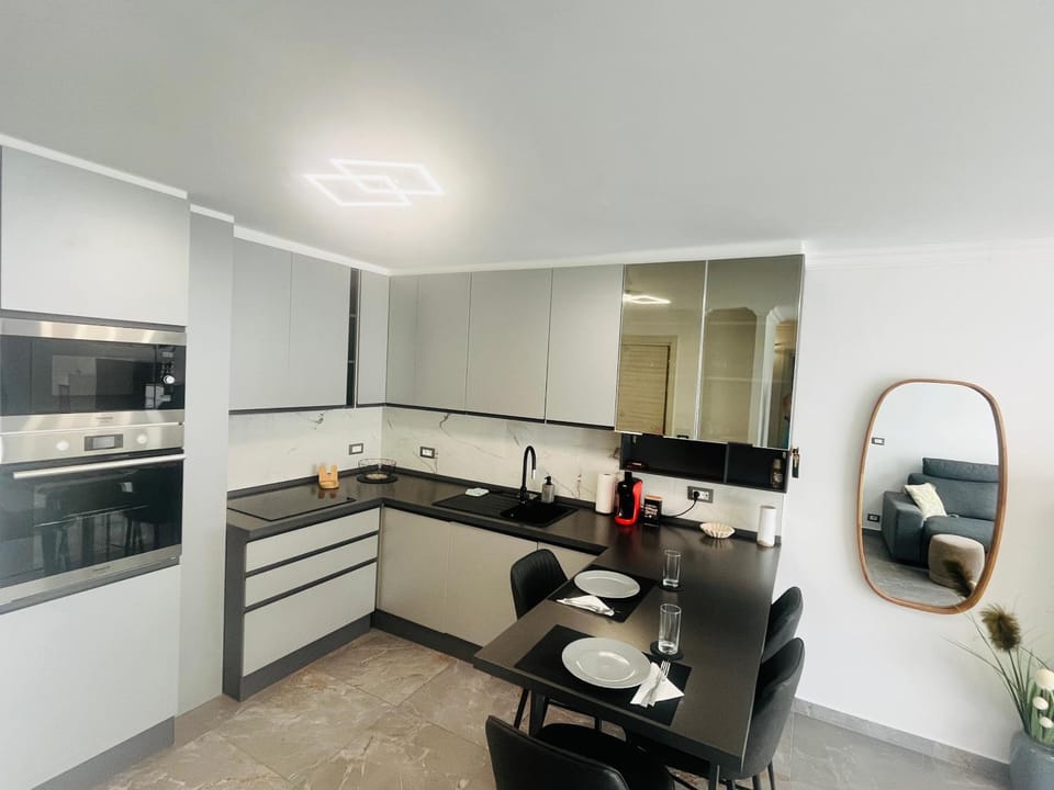 Kitchen or kitchenette, Dining area, stove