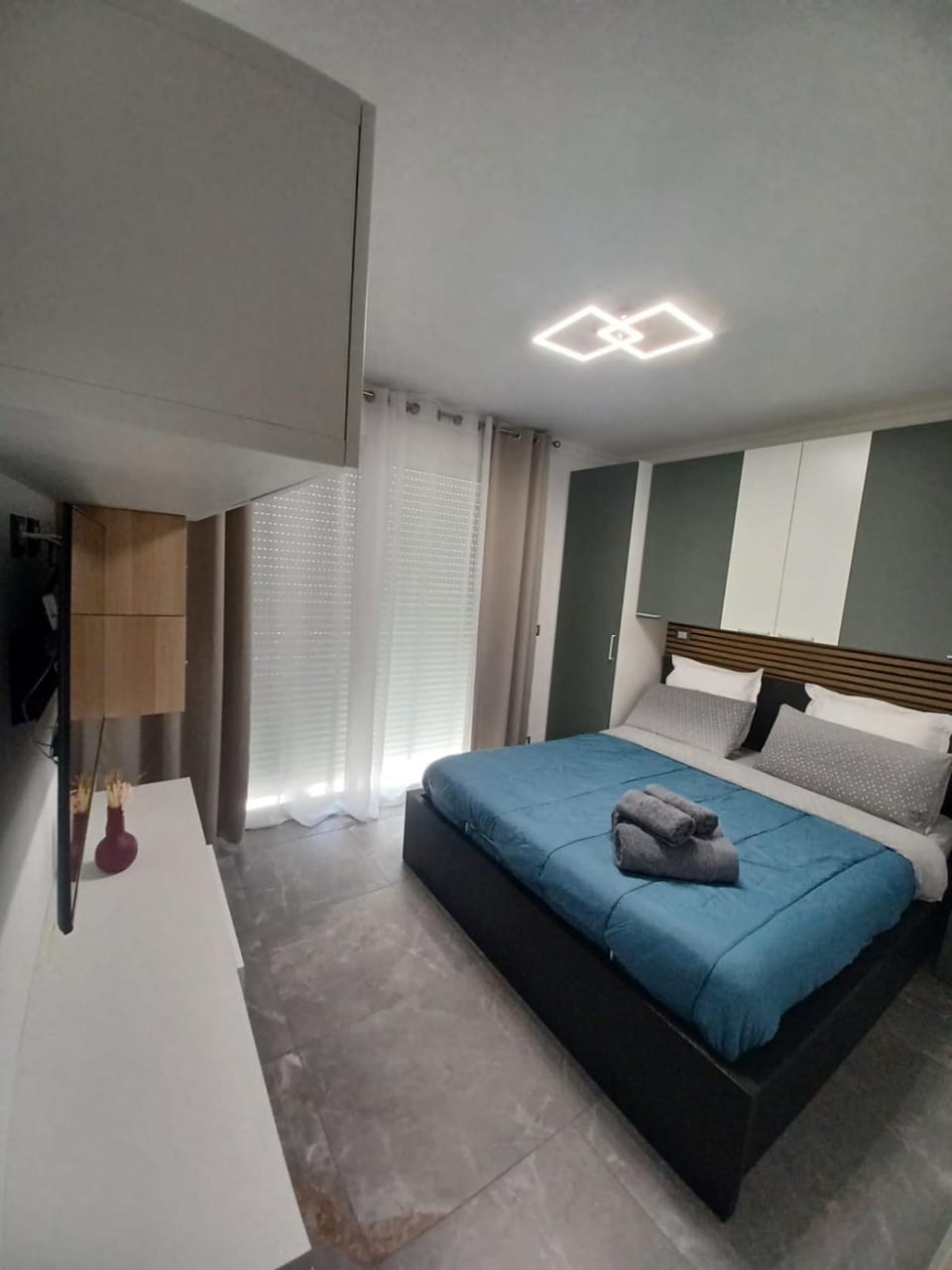 Photo of the whole room, Bedroom