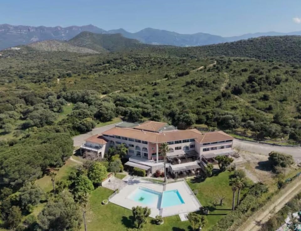 Studio climatisé avec terrasse coucher de soleil ménage compris pour 2 à 3 personnes dans un parc calme avec double piscine au sel et parking privé protégé Proche mer et port Apartment in Saint-Florent