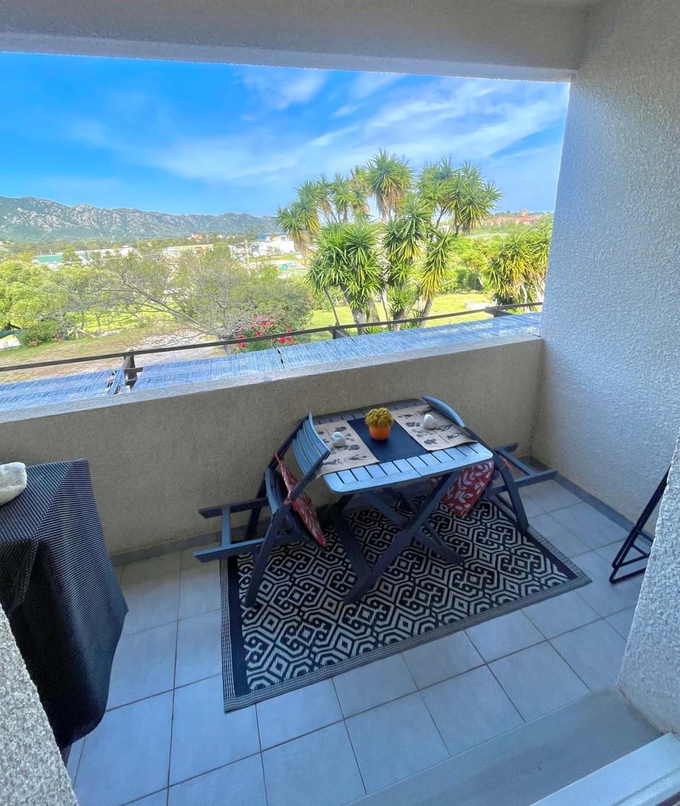 Studio climatisé avec terrasse coucher de soleil ménage compris pour 2 à 3 personnes dans un parc calme avec double piscine au sel et parking privé protégé Proche mer et port Apartment in Saint-Florent