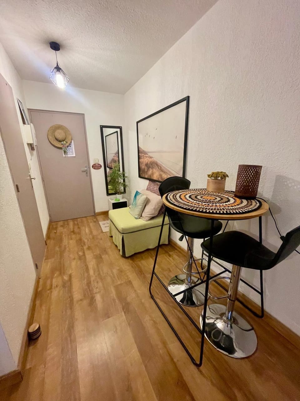 Studio climatisé avec terrasse coucher de soleil ménage compris pour 2 à 3 personnes dans un parc calme avec double piscine au sel et parking privé protégé Proche mer et port Apartment in Saint-Florent