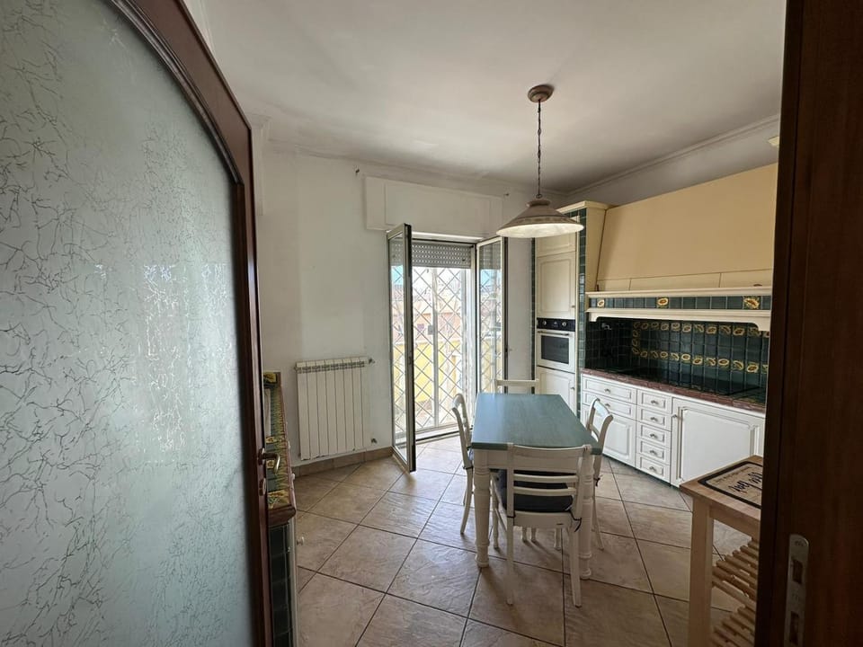 Kitchen or kitchenette, Dining area, stove