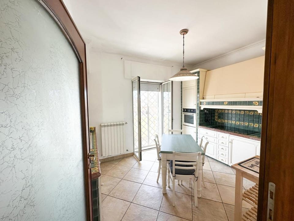 Kitchen or kitchenette, Dining area, stove