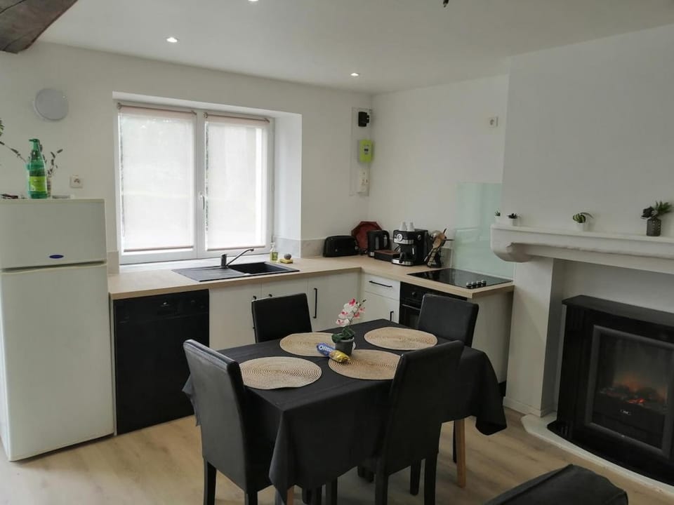 Kitchen or kitchenette, Dining area