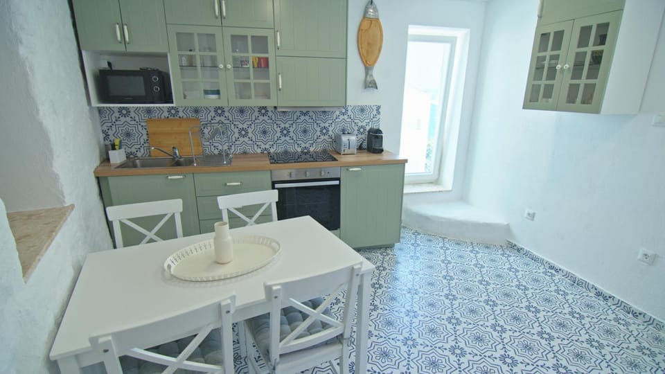 Kitchen or kitchenette, Dining area, oven, stove, toaster