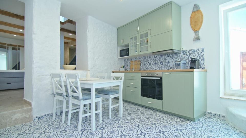 Kitchen or kitchenette, Dining area, oven, stove