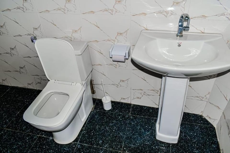 Toilet, Property building, Bathroom, Breakfast