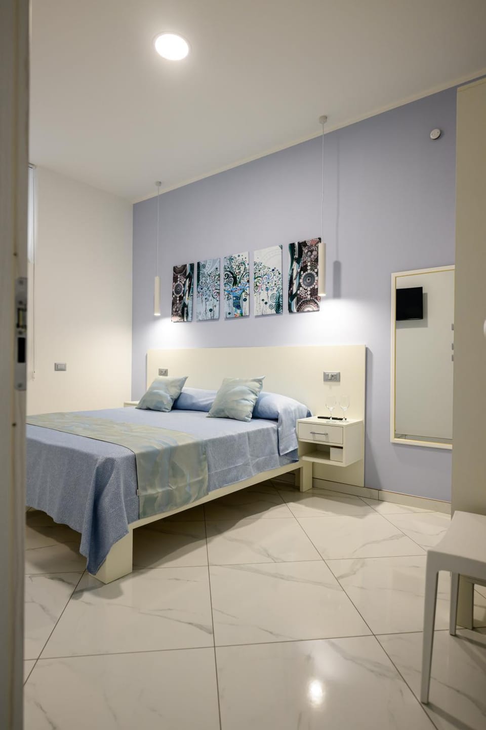 Bed, TV and multimedia, Photo of the whole room, Bedroom