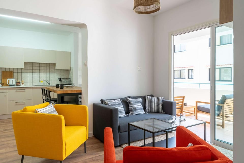 Stylish 2BR Apartment with Rooftop Pool in Mackenzie Apartment in Larnaca