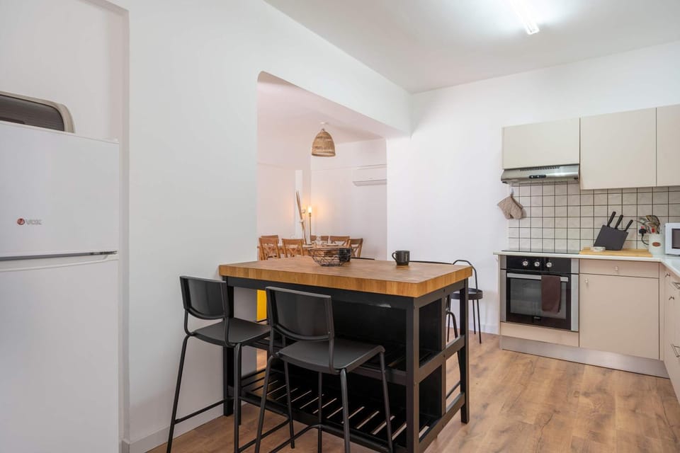Stylish 2BR Apartment with Rooftop Pool in Mackenzie Apartment in Larnaca