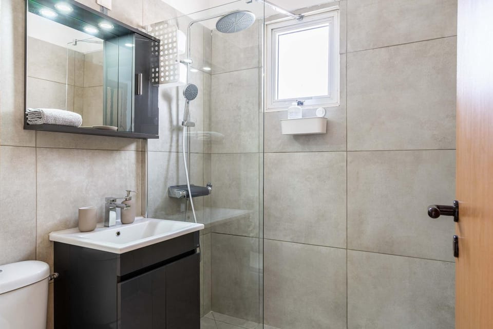 Stylish 2BR Apartment with Rooftop Pool in Mackenzie Apartment in Larnaca