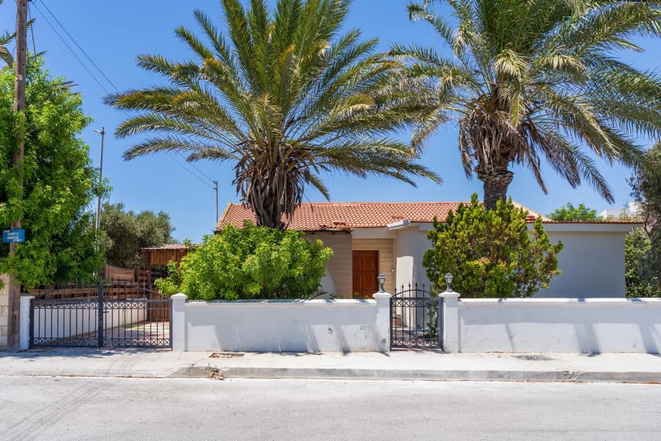 Beachside 3BR Villa with Garden & BBQ in Pervolia House in Larnaca District