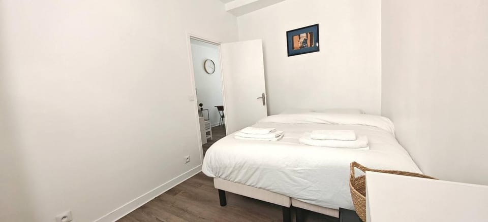 Bed, Other, Photo of the whole room, Bedroom, towels
