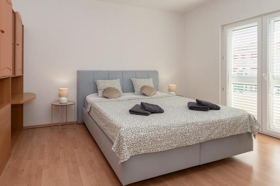 Bed, Bedroom, towels, wardrobe