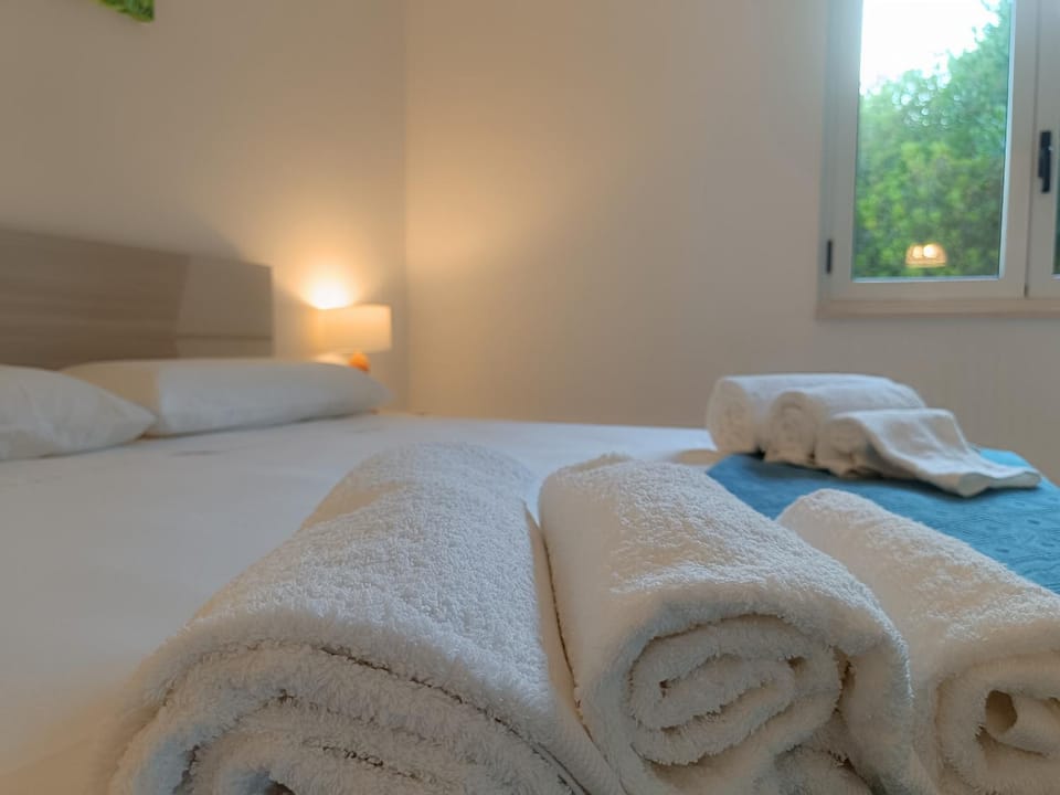 Bedroom, towels