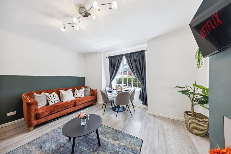 TV and multimedia, Living room, Seating area, Dining area