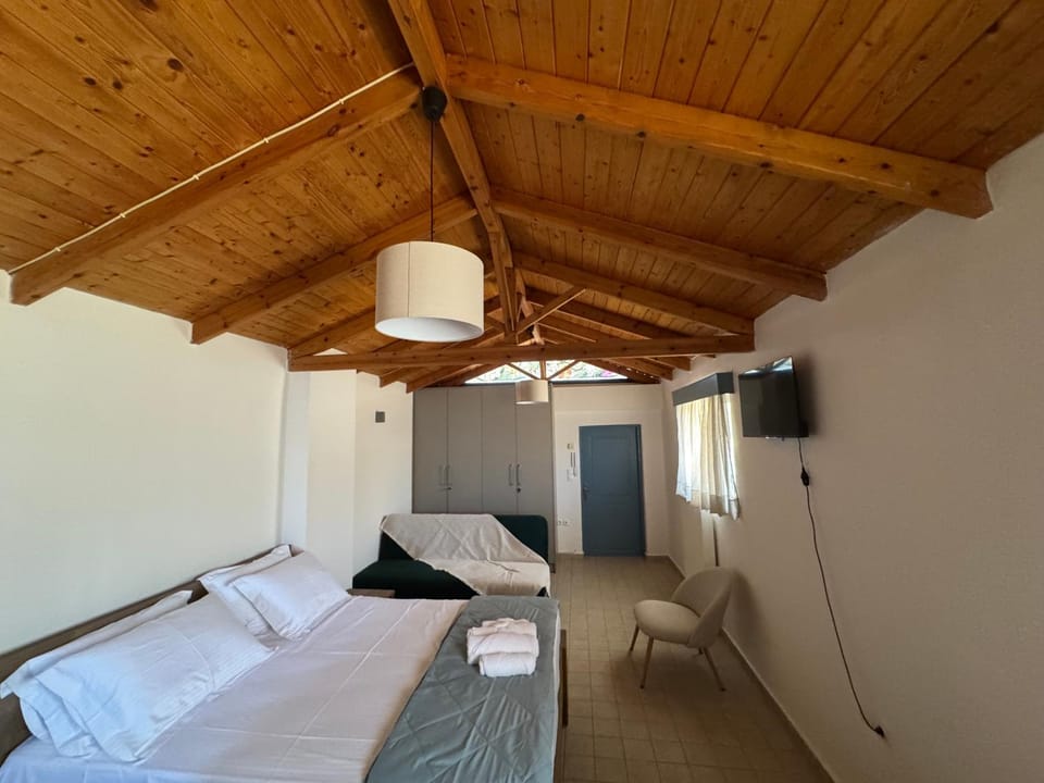 Bed, TV and multimedia, Photo of the whole room, Bedroom, towels