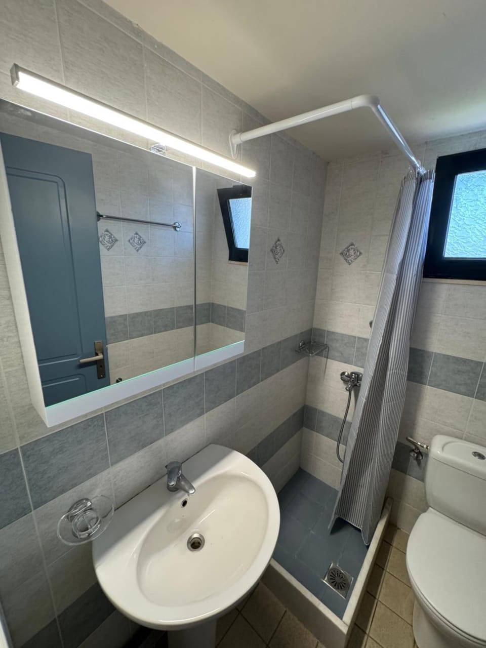 Shower, Toilet