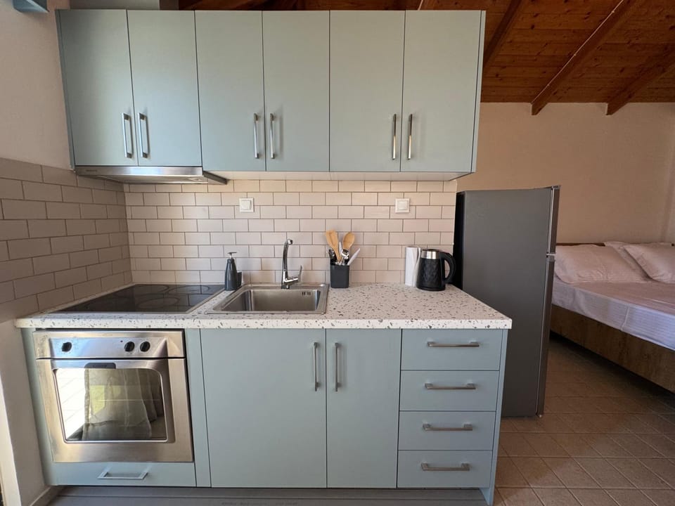 Coffee/tea facilities, Kitchen or kitchenette, oven