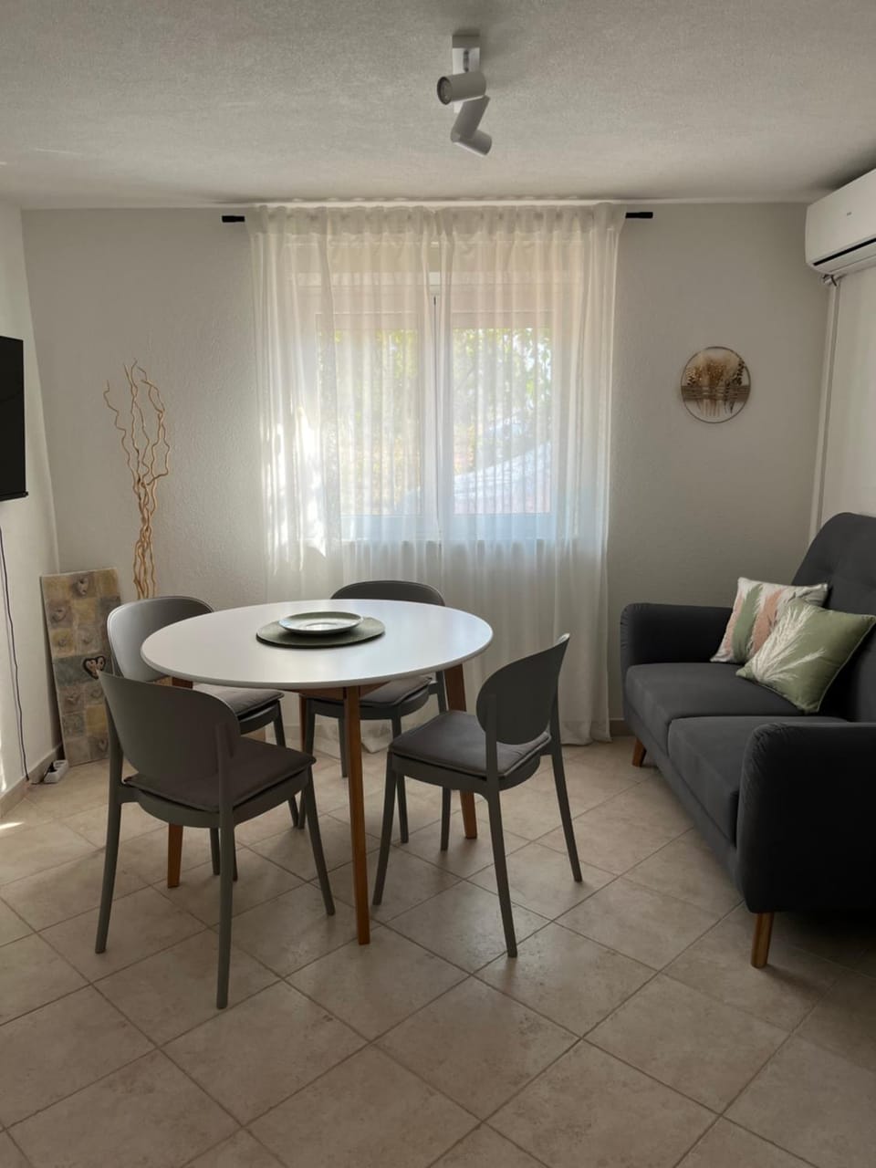 TV and multimedia, Living room, Seating area, Dining area, air conditioner