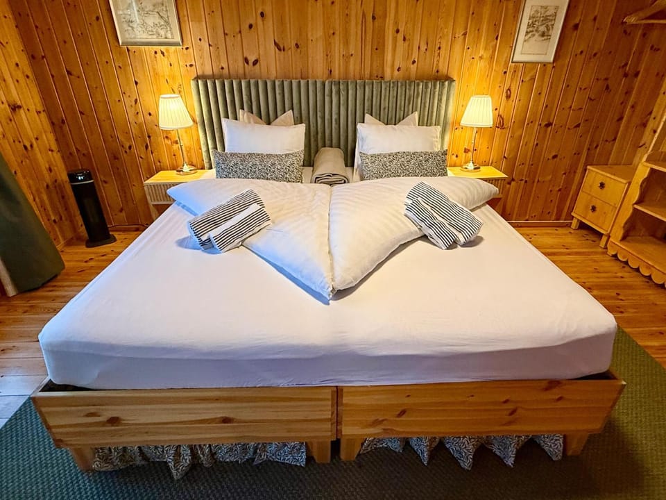Bed, Bedroom, towels
