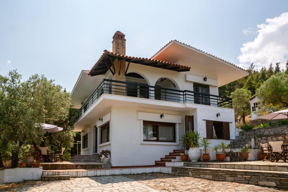 Property building, Patio, Day, Balcony/Terrace