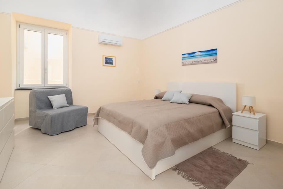 Bed, Photo of the whole room, Bedroom, air conditioner