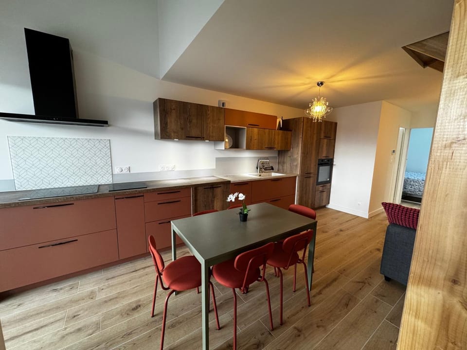 Kitchen or kitchenette, Dining area, oven, stove