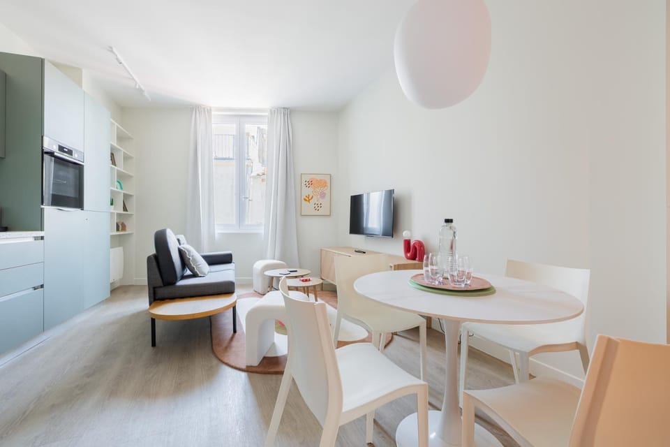 TV and multimedia, Kitchen or kitchenette, Living room, Seating area, Dining area