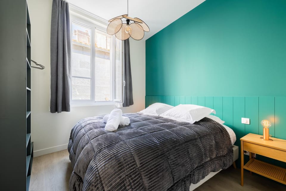 Bed, Photo of the whole room, Bedroom, towels