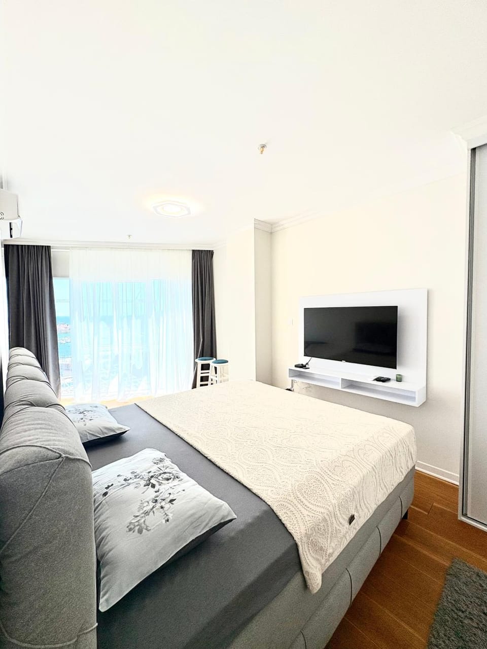 Bed, TV and multimedia, Bedroom