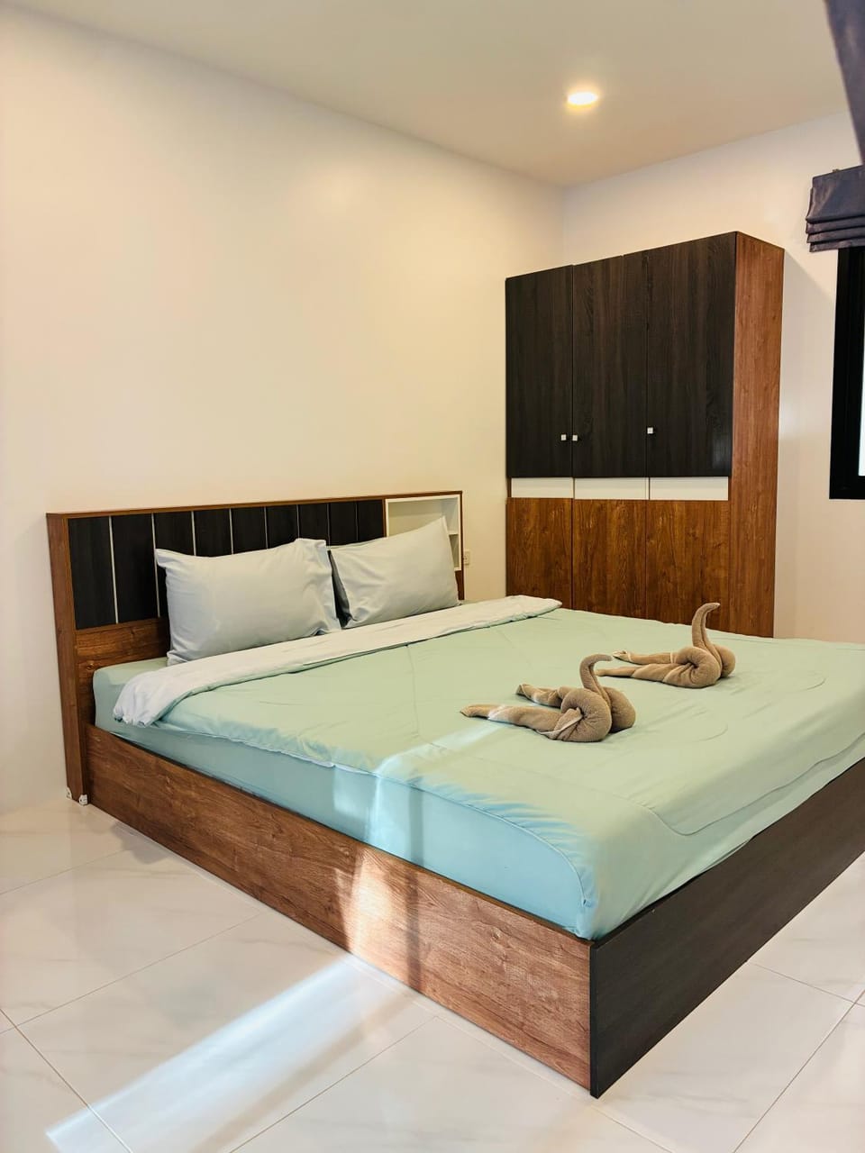 Bed, Photo of the whole room, towels, wardrobe