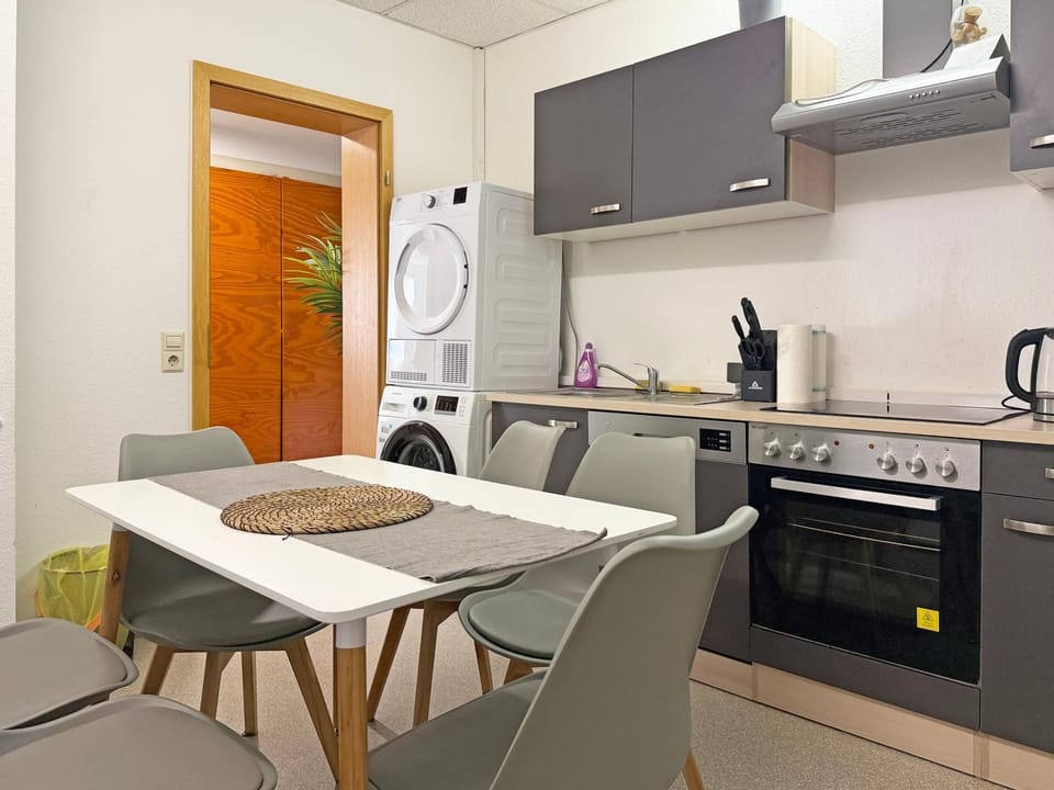 Coffee/tea facilities, Kitchen or kitchenette, Seating area, Dining area, dishwasher, minibar, oven, stove, toaster