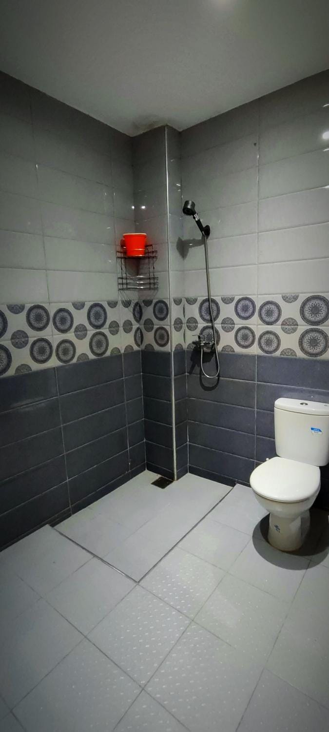 Shower, Toilet